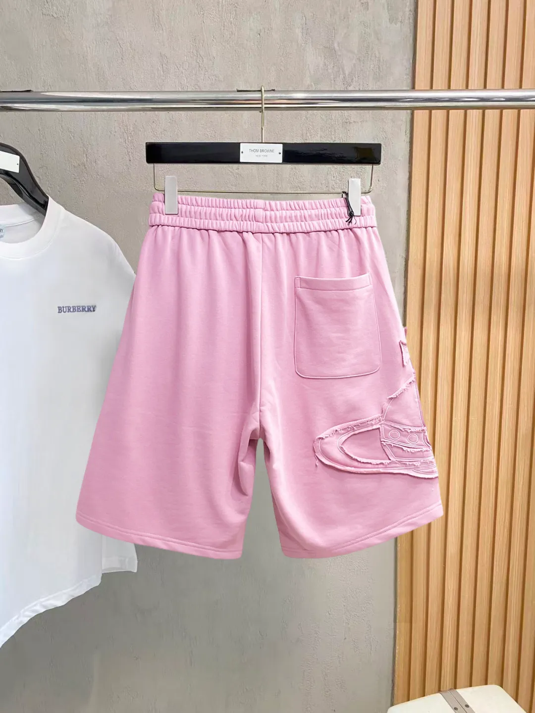 The Queen Mother's three-standard complete 2026 summer New Arrival men's casual shorts, advanced custom-made fabric Breathable fabric, Breathable elasticity and comfort, impeccable details, top-grade accessories, original logo design concept, delicate and soft feel! The upper body fit is awesome! Size: M-XXXL Please state your height and weight when ordering